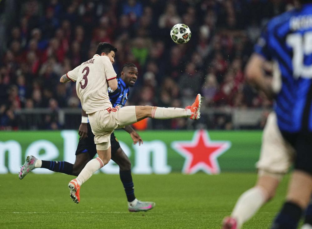 随着足球技 随着足球技